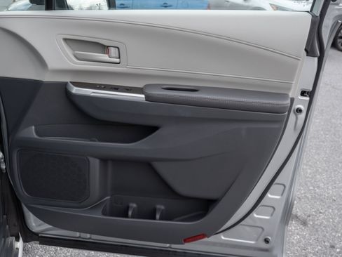 Used 2024 Toyota Sienna LE image 30