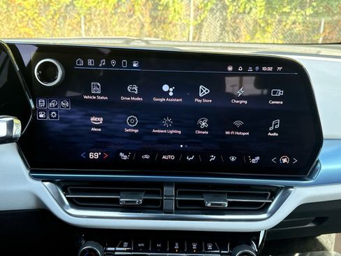 Used 2025 Chevrolet Equinox EV LT image 17