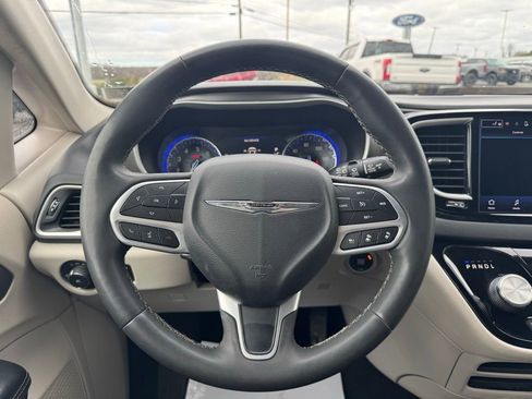 Used 2022 Chrysler Pacifica Touring-L image 18