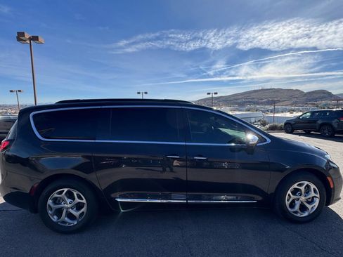 Used 2022 Chrysler Pacifica Limited image 6