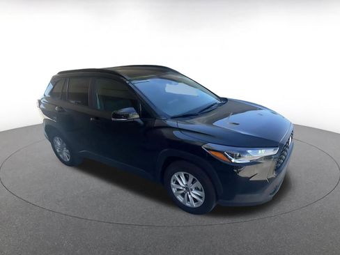 Used 2025 Toyota Corolla Cross LE image 2