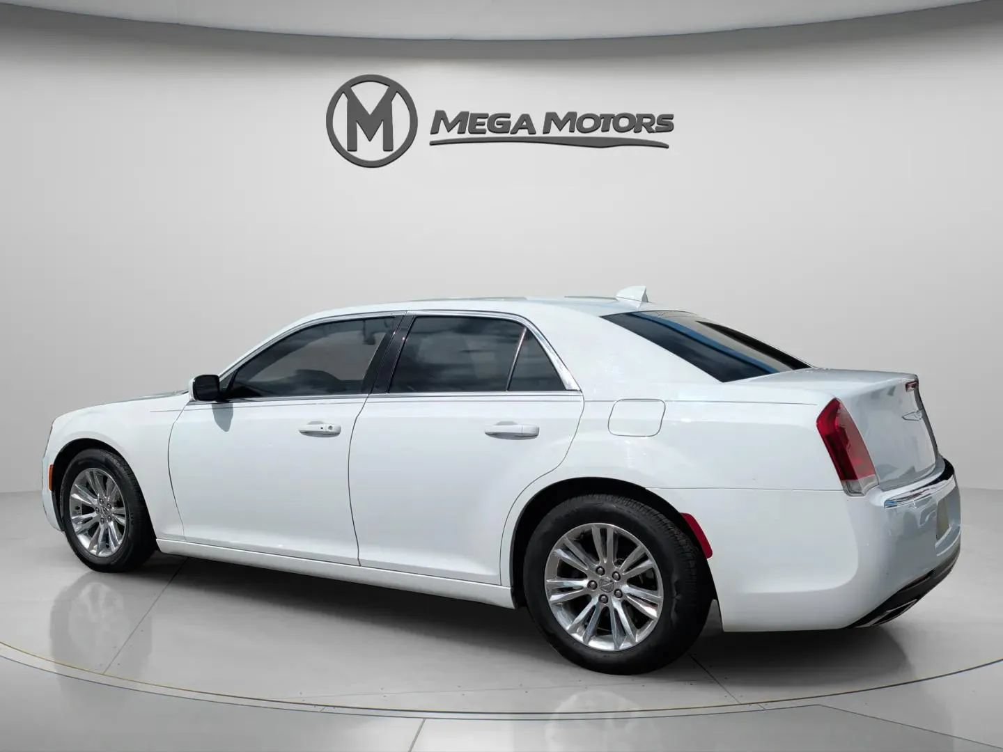 Used 2021 Chrysler 300 Touring RWD image 4