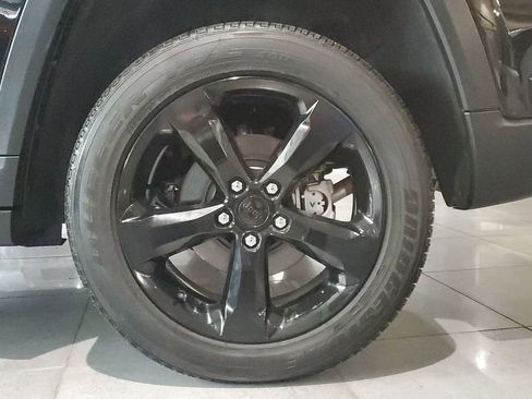 Used 2025 Jeep Grand Cherokee Altitude image 6