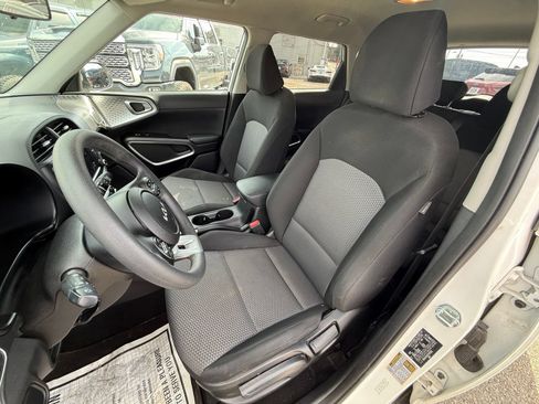 Used 2023 Kia Soul LX w/ LX Technology Package FWD image 16