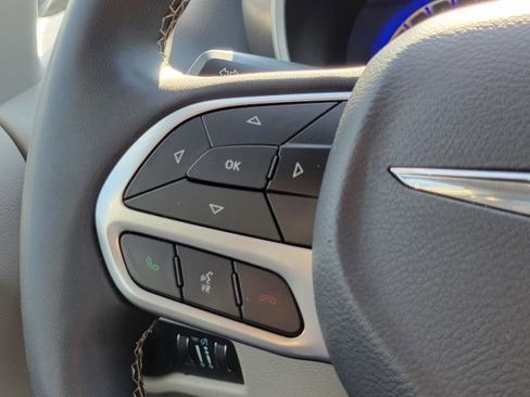 Used 2024 Chrysler Pacifica Touring-L image 13