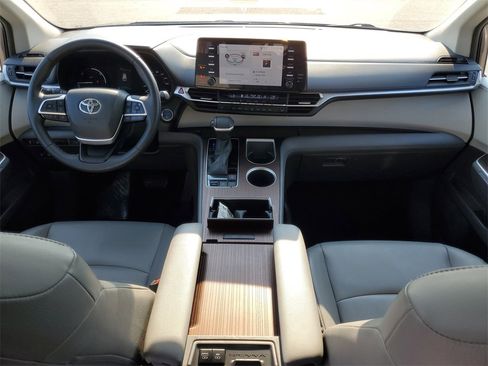 Used 2022 Toyota Sienna XLE image 12