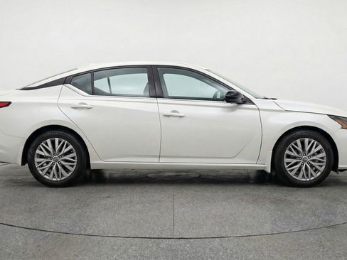 Used 2025 Nissan Altima 2.5 SV FWD image 11