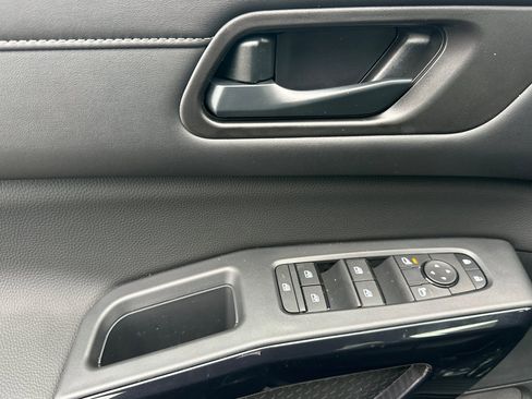 New 2025 Nissan Pathfinder S image 12