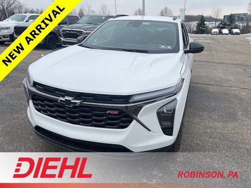 Used 2025 Chevrolet Trax RS image 2