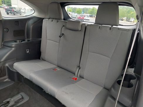 Used 2023 Toyota Highlander LE FWD image 16