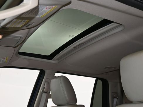 Used 2016 Lincoln Navigator Select image 11