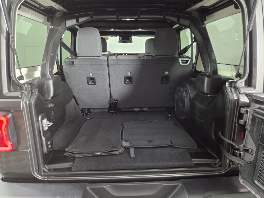 Used 2026 Jeep Wrangler Unlimited Sahara AWD/4WD image 26