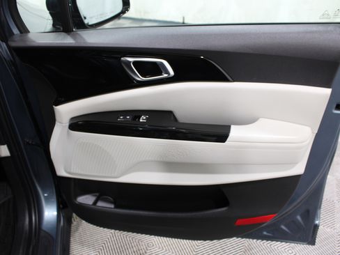 Used 2023 Kia Carnival EX FWD image 22