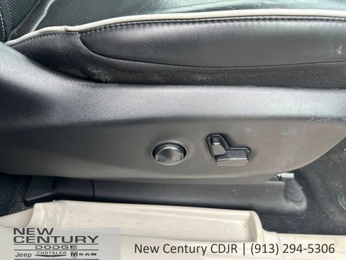Used 2023 Chrysler Pacifica Limited FWD image 15