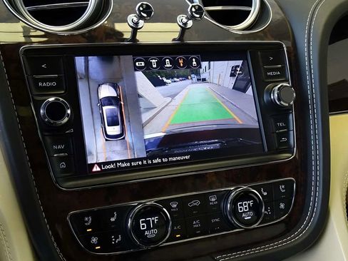 Used 2017 Bentley Bentayga AWD/4WD image 16