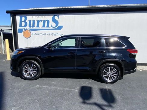 Used 2017 Toyota Highlander XLE image 2