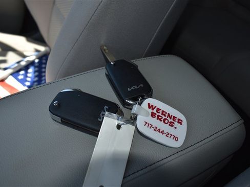 Used 2025 Kia Soul LX w/ LX Technology Package FWD image 19