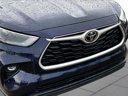 Used 2022 Toyota Highlander LE FWD image 29