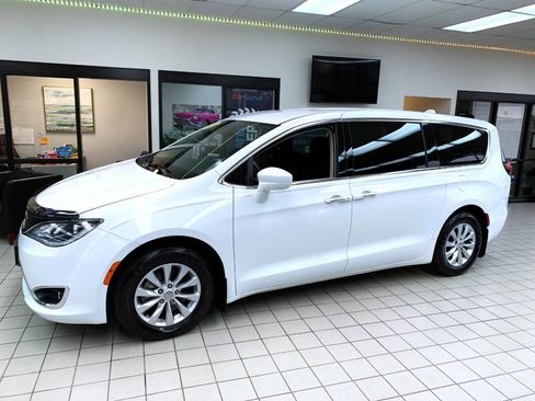 Used 2018 Chrysler Pacifica Touring Plus image 2