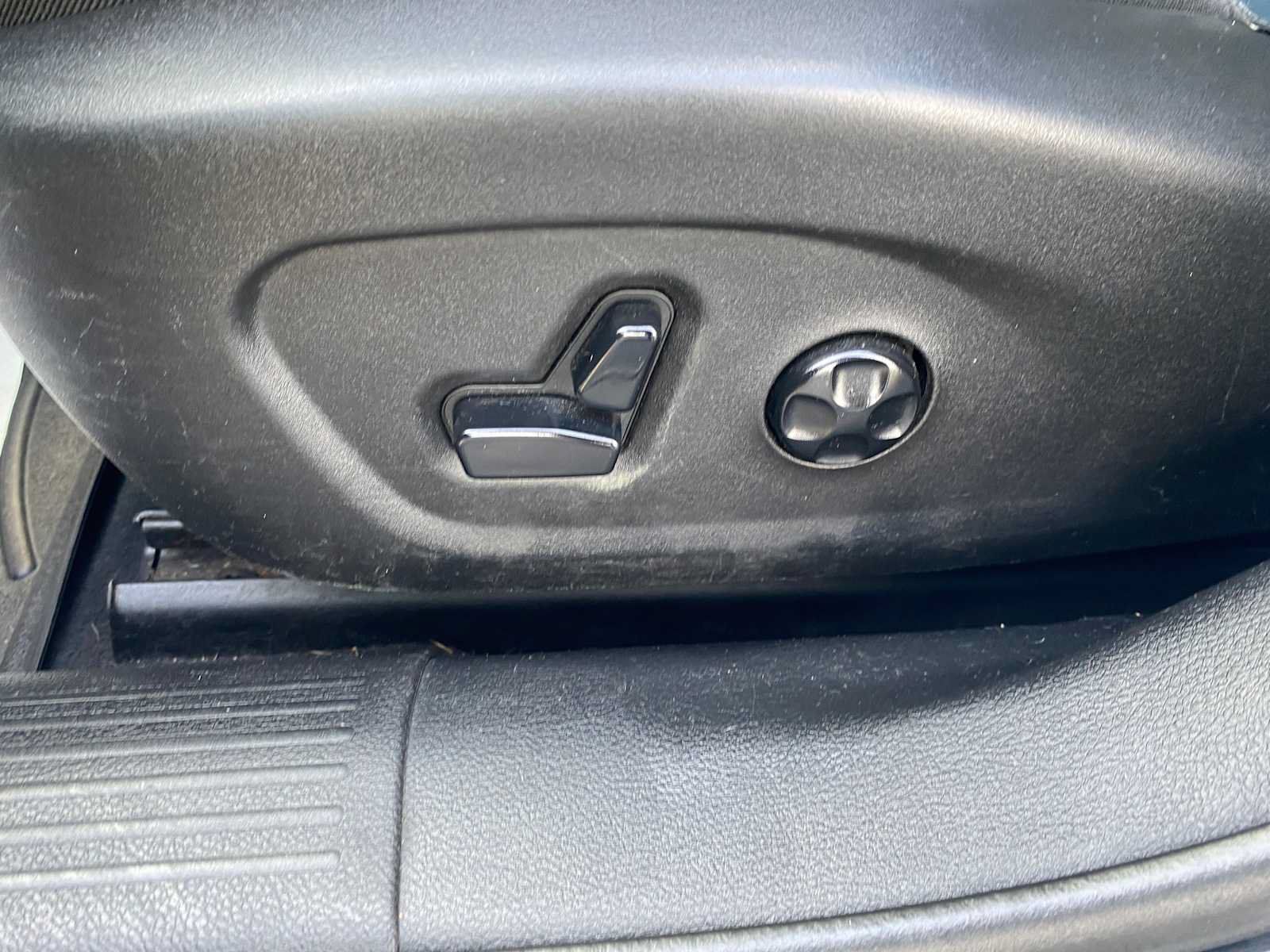 Used 2015 Chrysler 200 S FWD image 17