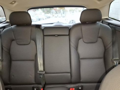Certified 2025 Volvo XC60 B5 Plus image 19