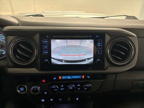 Used 2017 Toyota Tacoma TRD Sport image 37