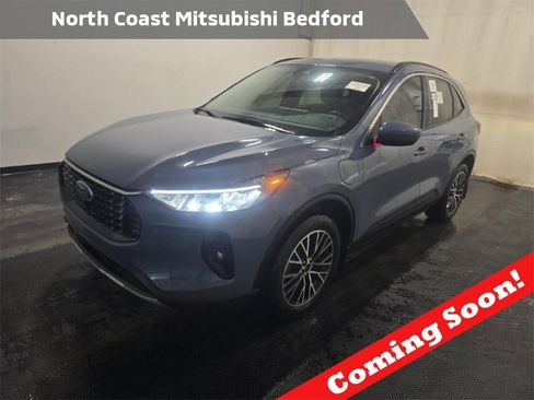 Used 2024 Ford Escape SE w/ Class II Trailer Tow Package image 1