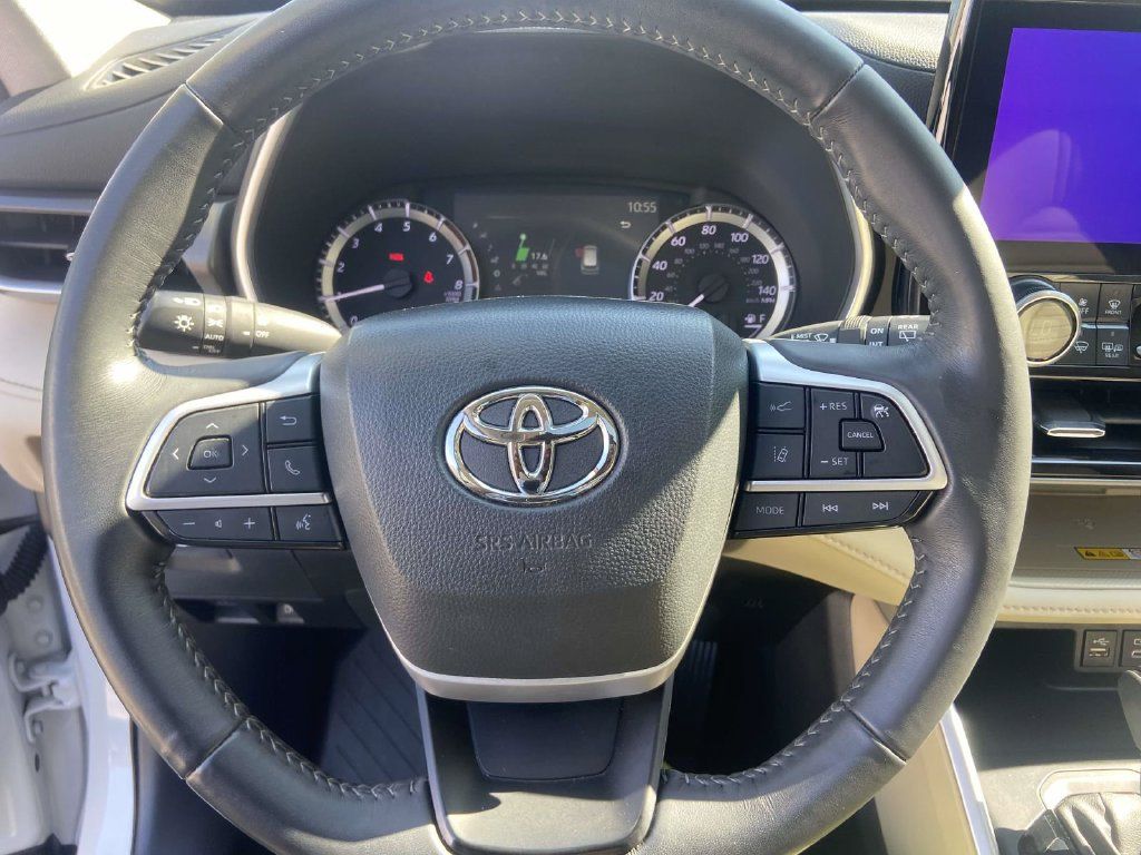 Used 2024 Toyota Highlander XLE FWD image 32