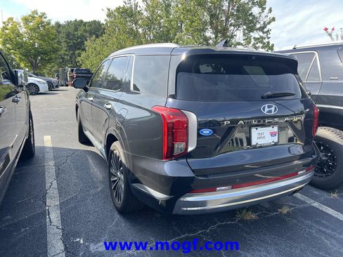 Used 2023 Hyundai Palisade Calligraphy FWD image 2