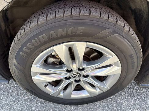 Used 2022 Toyota Sienna XLE Woodland Edition image 9