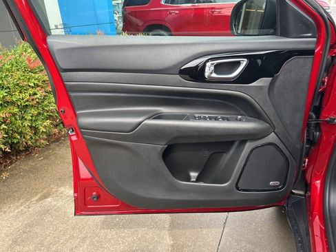 New 2025 Jeep Compass Latitude w/ Sun & Sound Group image 19