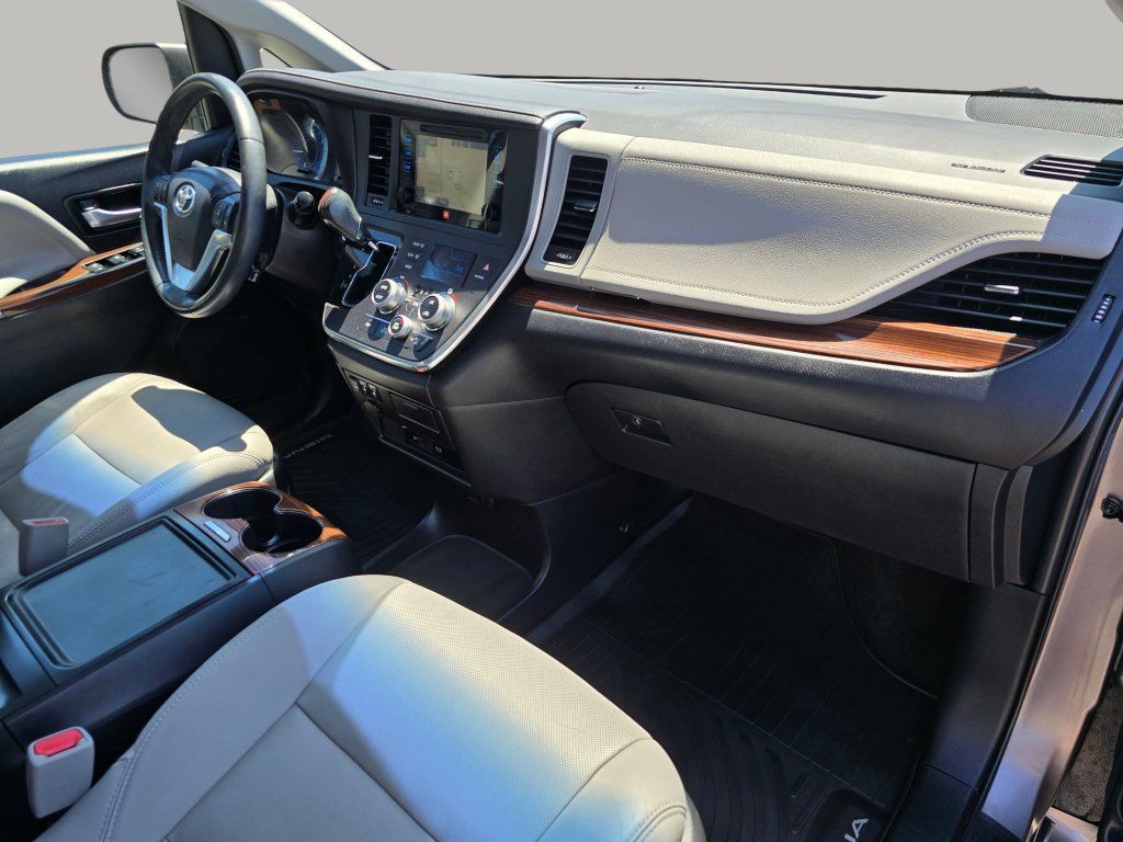 Used 2017 Toyota Sienna Limited Premium AWD/4WD image 32