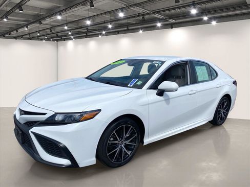 Used 2023 Toyota Camry SE FWD image 3