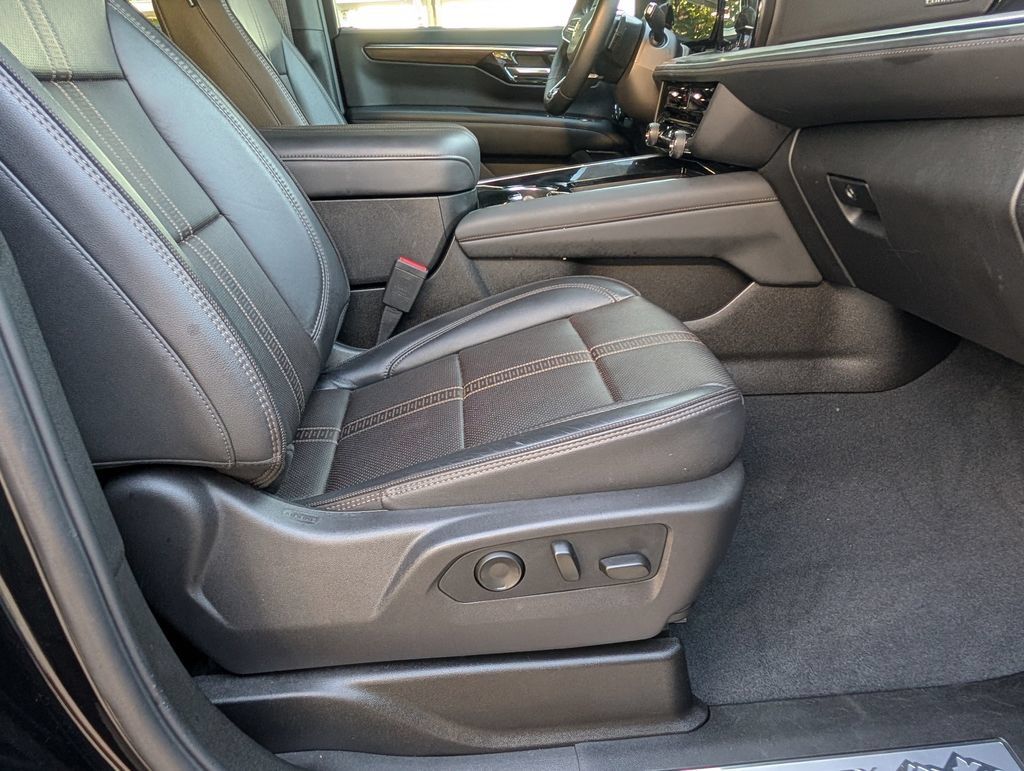 Used 2025 Chevrolet Tahoe High Country AWD/4WD image 27