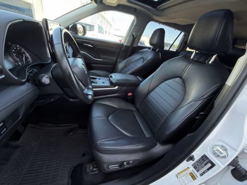 Used 2022 Toyota Highlander XLE FWD image 23