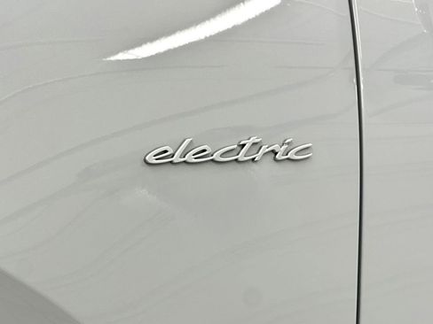 Certified 2025 Porsche Macan Electric image 59