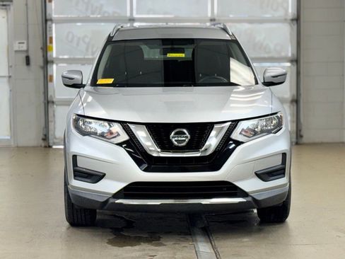 Used 2018 Nissan Rogue SV image 2