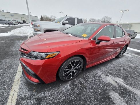 Used 2023 Toyota Camry SE image 4