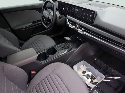 Used 2025 Kia K4 EX image 32