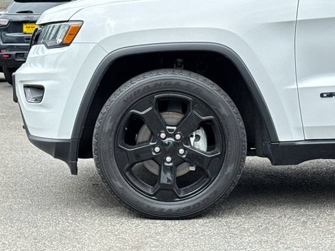 Used 2019 Jeep Grand Cherokee Laredo AWD/4WD image 8