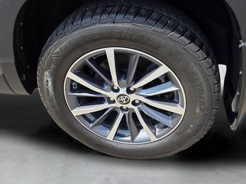 Used 2019 Toyota Highlander XLE AWD/4WD image 11