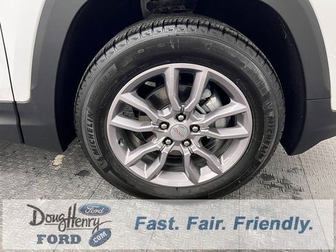 Used 2024 GMC Terrain SLT image 17