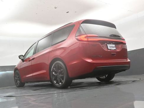 Used 2025 Chrysler Pacifica Limited FWD image 43