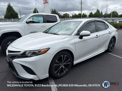 Used 2020 Toyota Camry SE FWD image 1