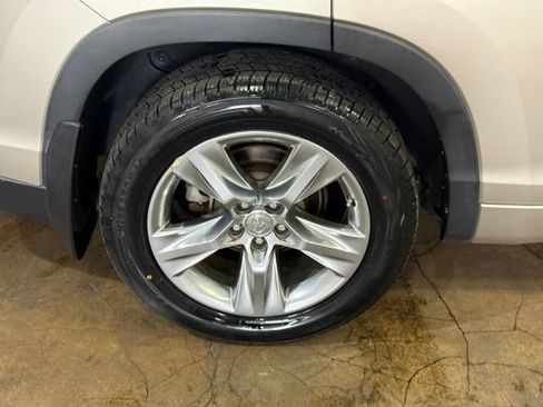 Used 2015 Toyota Highlander Limited w/ Driver Technology Package AWD/4WD image 6