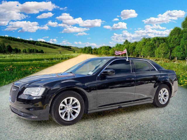 Used 2015 Chrysler 300 Limited RWD image 2