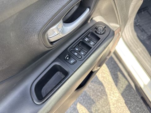 Used 2023 Jeep Renegade Latitude AWD/4WD image 14