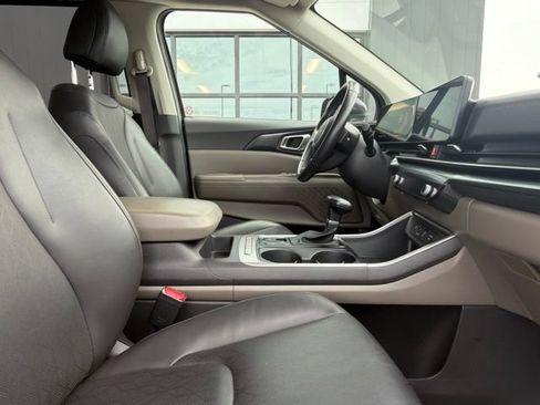 Used 2025 Kia Carnival FWD image 10