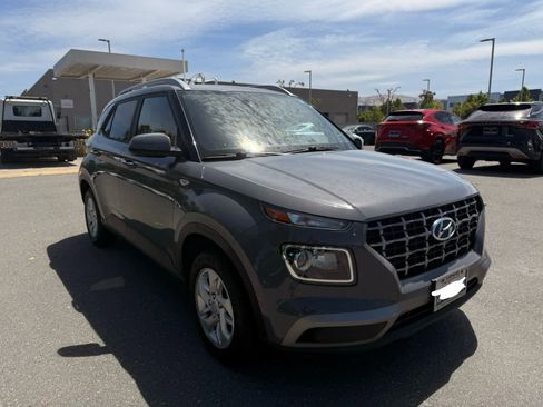 Used 2020 Hyundai Venue SEL FWD image 2
