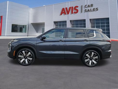 Used 2025 Mitsubishi Outlander SE image 2